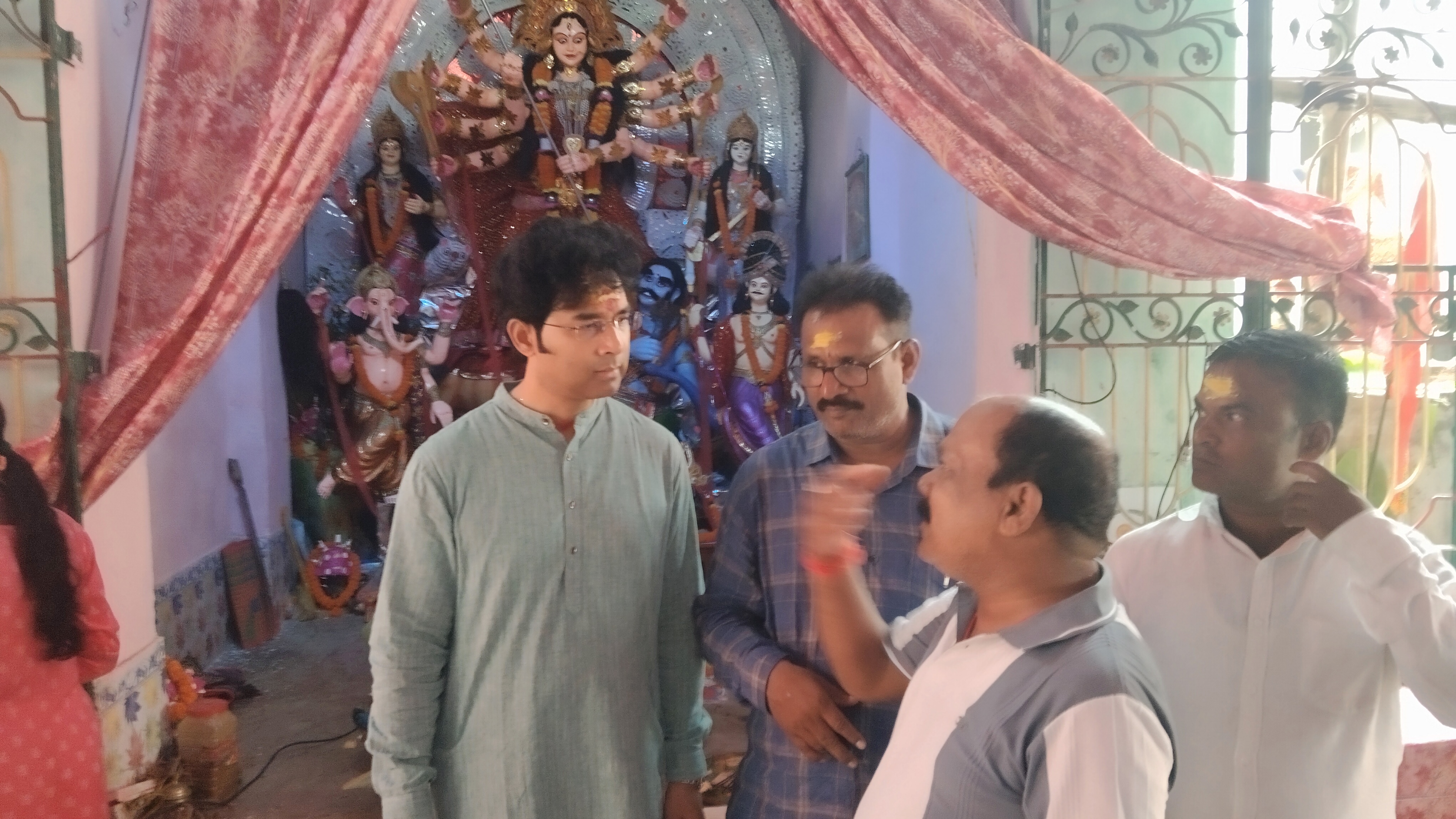 ବିଭିନ୍ନ ପୂଜାମଣ୍ଡପ ବୁଲି ମା' ଙ୍କ ଆଶୀର୍ବାଦ ନେଲେ ବିଧାୟକ ଅରବିନ୍ଦ ମହାପାତ୍ର, ନିର୍ବାଚନମଣ୍ଡଳୀବlସିଙ୍କୁ ଜଣାଇଲେ ଶାରଦୀୟ ଶୁଭେଚ୍ଛା image 3