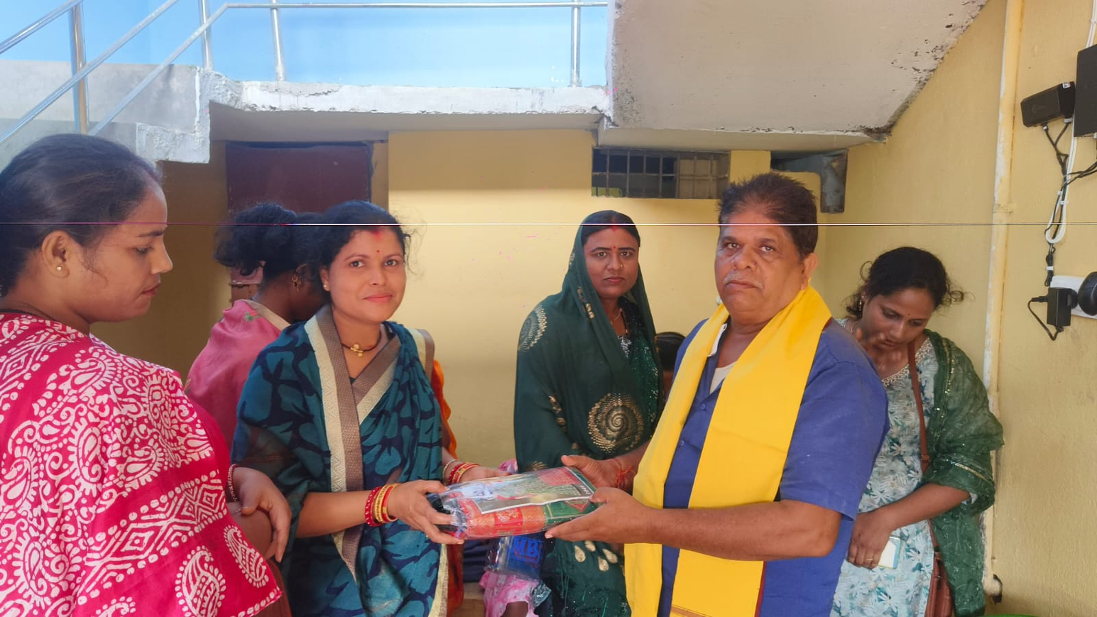 ଯାଜପୁର ବସ ଷ୍ଟାଣ୍ଡରେ 'ସବୁଜ କୃଷକ ସେବା ସଙ୍ଗଠନ' ପକ୍ଷରୁ ପବିତ୍ର ରକ୍ଷାବନ୍ଧନ ଉତ୍ସବ ପାଳିତ । image 2
